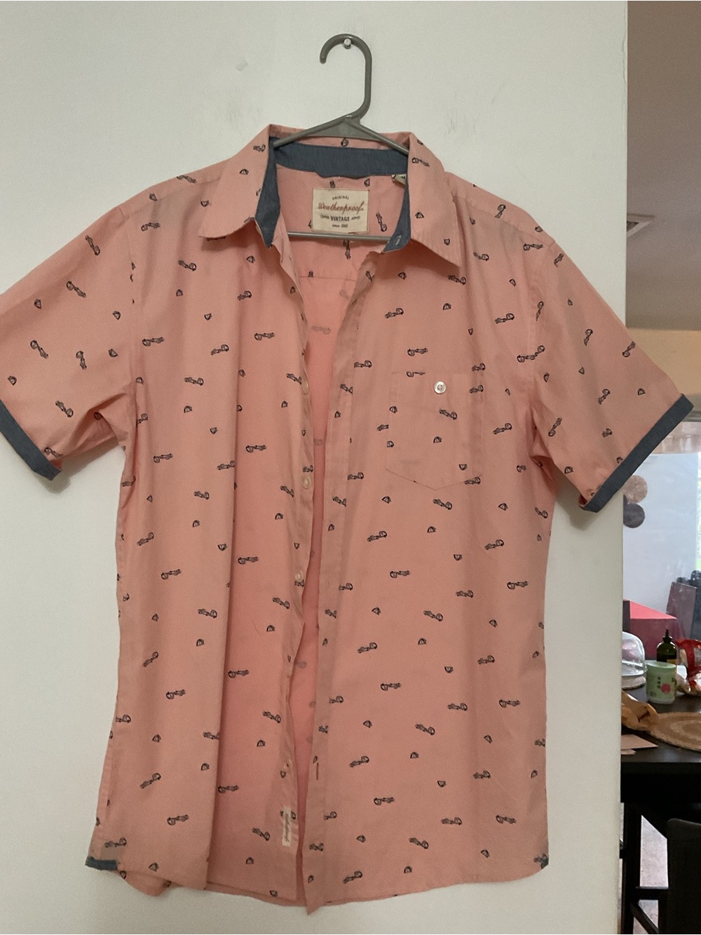 Weatherproof vintageMen's Peach Short-Sleeve Button-Down Shirt with Navy Accents